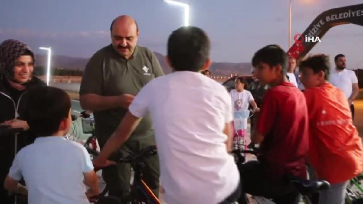 Aziziye Belediye Başkanı çocuklarla bisiklet bindi, ücretsiz dondurma dağıttı