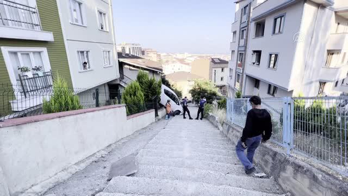 Kocaeli\'de bahçe duvarına asılı kalan otomobil vinç yardımıyla kurtarıldı