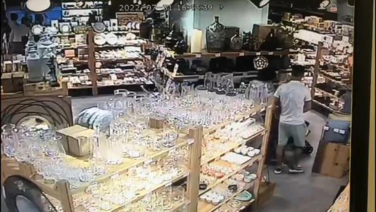 BAKIRKÖY\'DE ALIŞVERİŞ YAPAN KADININ TELEFONUNU ÇALAN HIRSIZ YAKALANDI