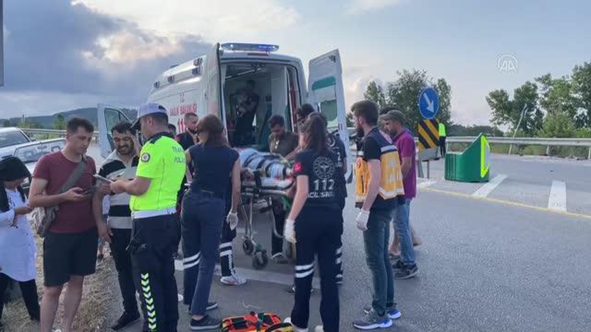 Sinop\'ta bariyere çarpan otomobildeki 5 kişi yaralandı