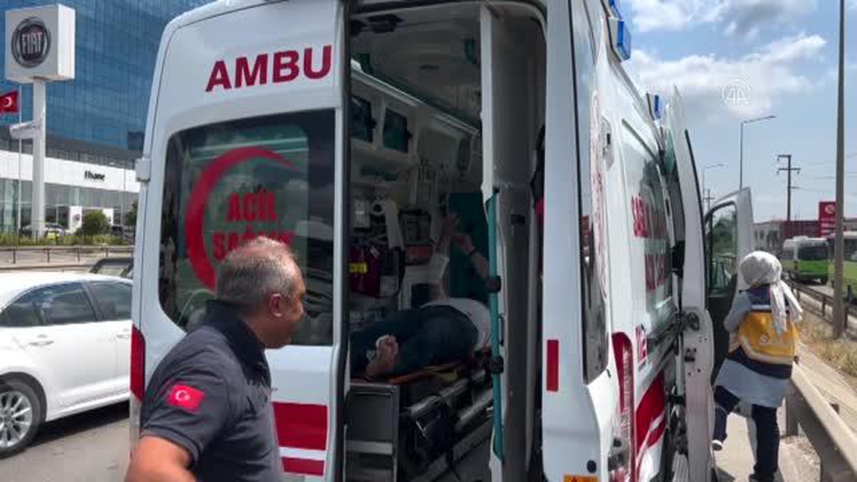 Kocaeli\'de bariyerlere çarpan motosikletin sürücüsü yaralandı