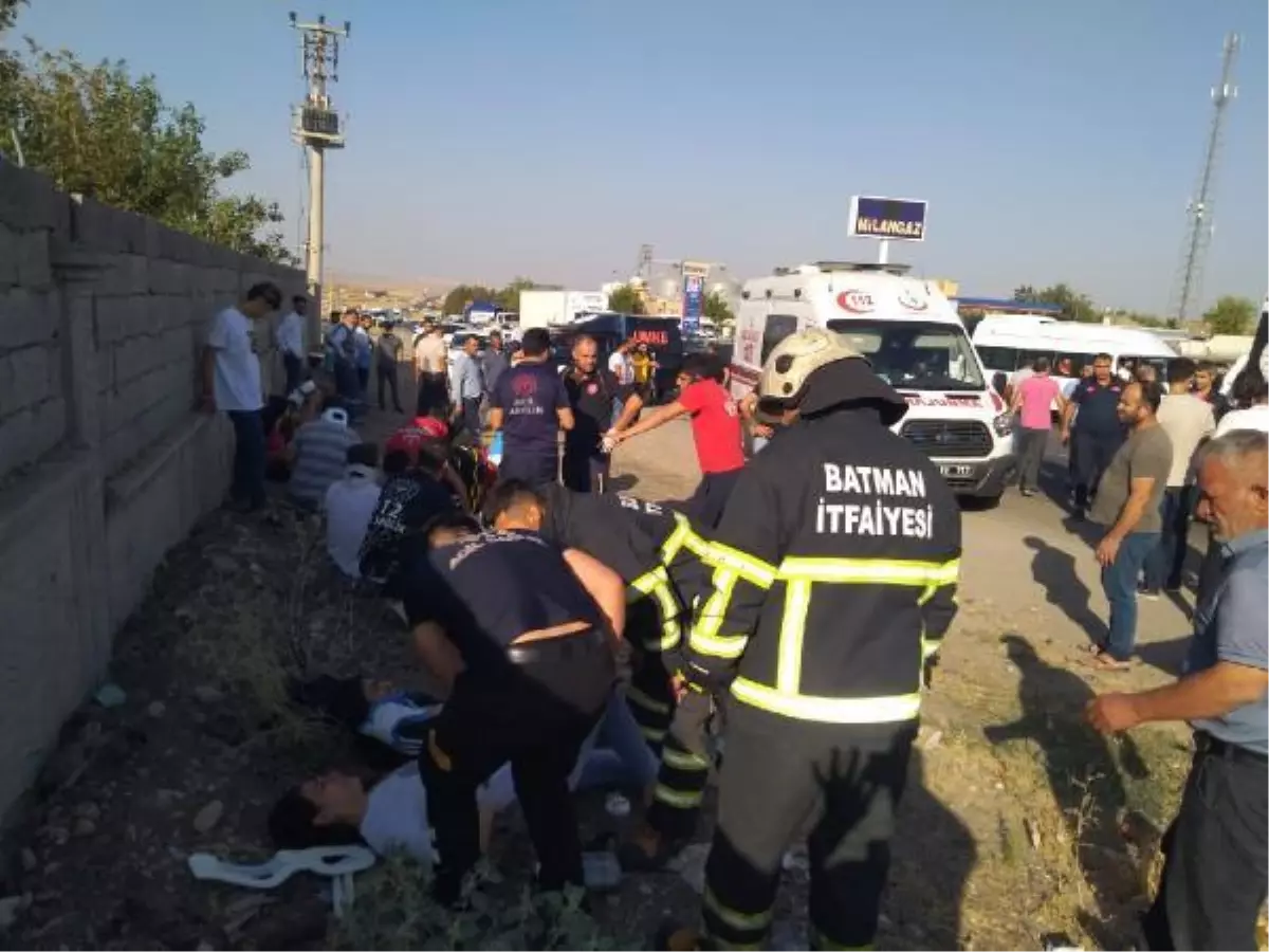 Batman'da işçi minibüsü ile hafif ticari araç çarpıştı: 8 yaralı