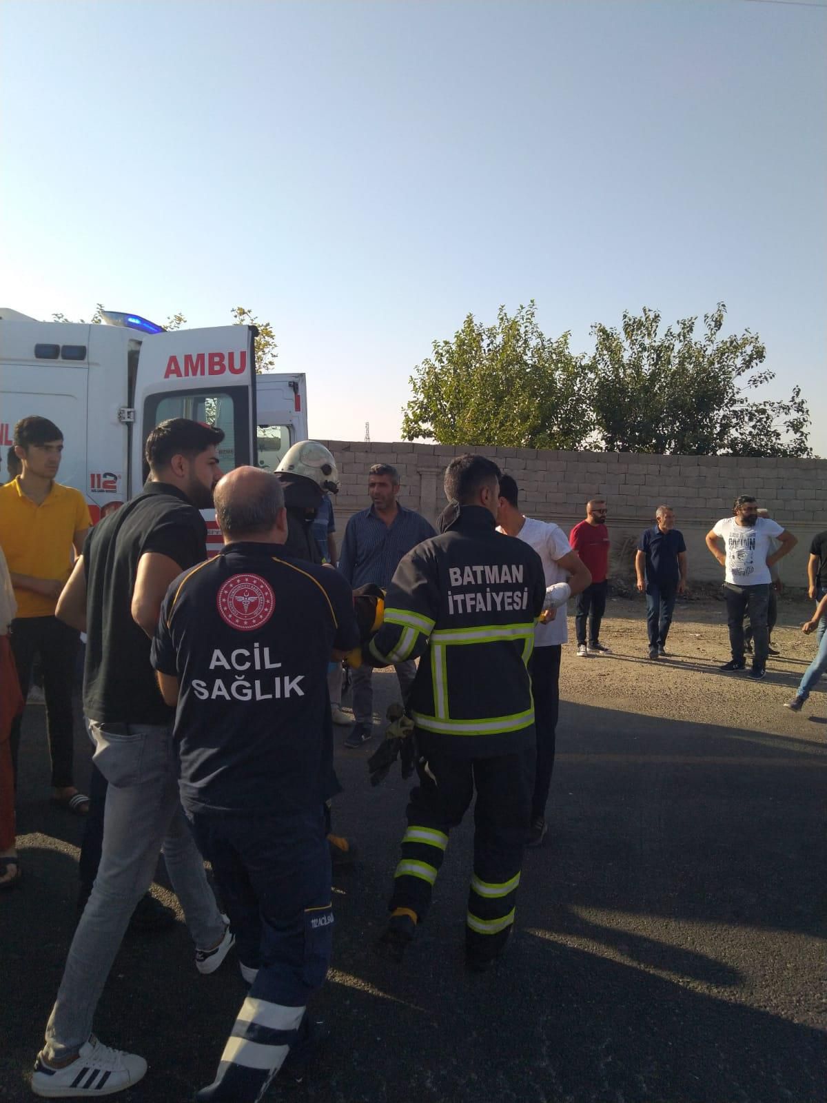 Batman\'da otomobil ile çarpışan işçi servisi devrildi, 11 kişi yaralandı