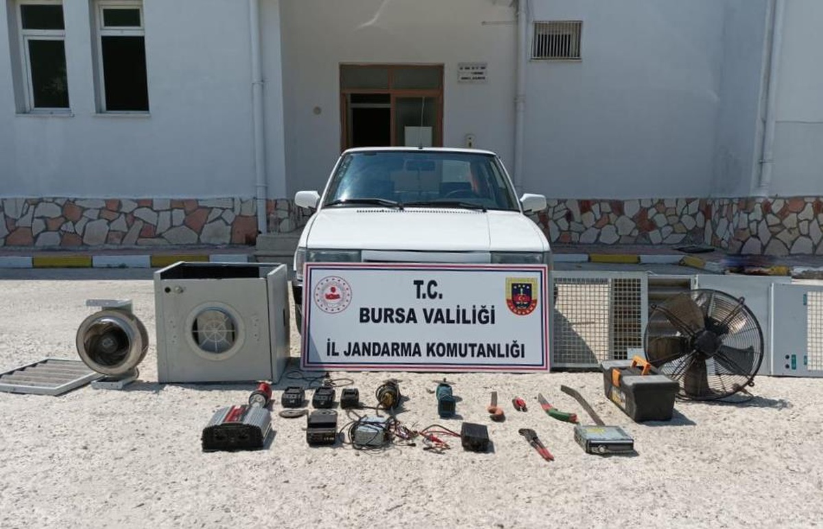 Bursa\'da hırsızlık yaptıkları iddiasıyla yakalanan 3 şüpheli tutuklandı