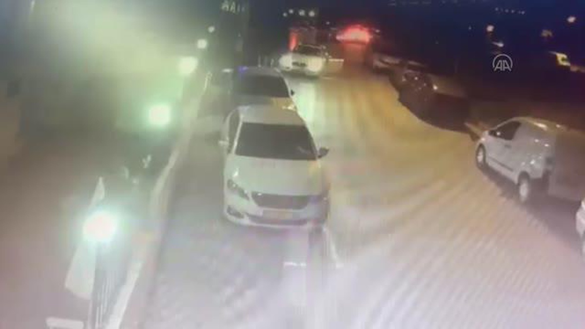 Büyükçekmece\'de maskeli silahlı 3 şüpheli, otomobil gasbetti