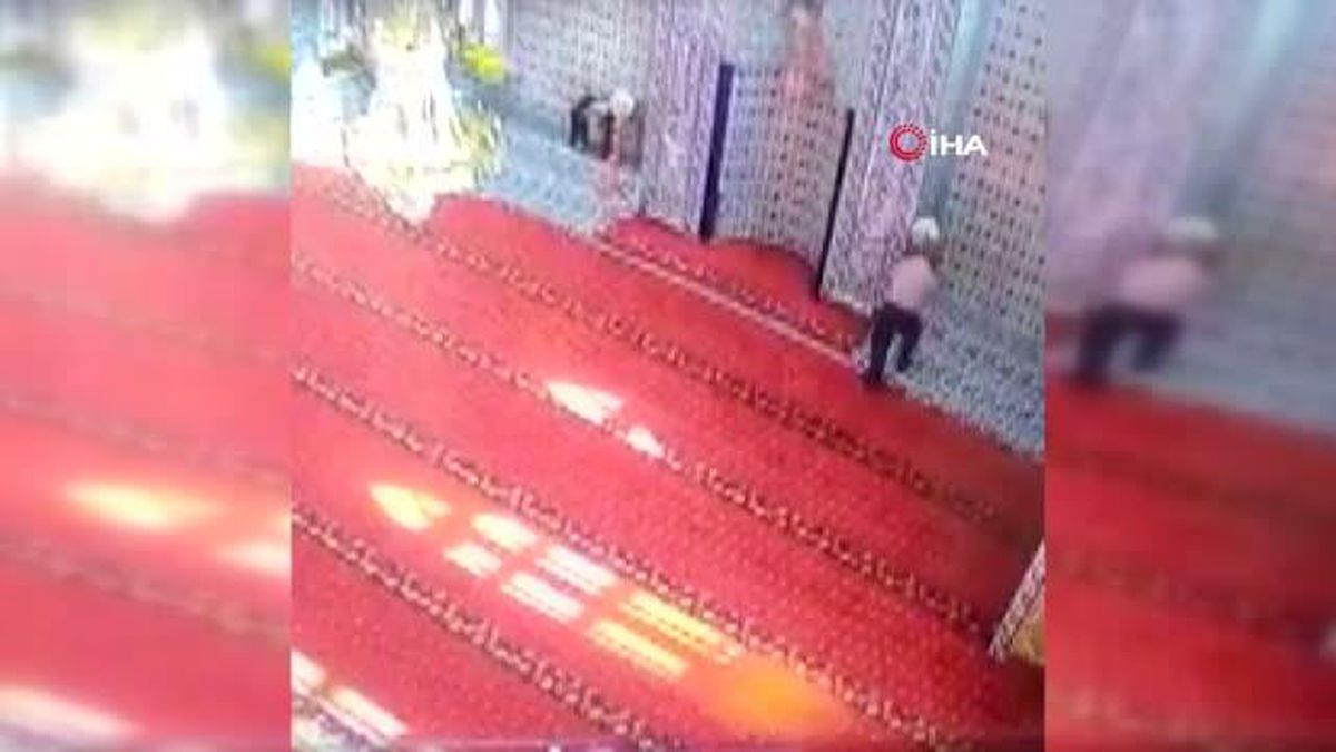 Bursa\'da caminin şamdanlarını çaldılar