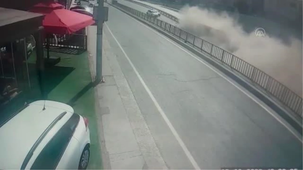 Çekmeköy\'de devrilen hafriyat kamyonunun sürücüsü yaralandı