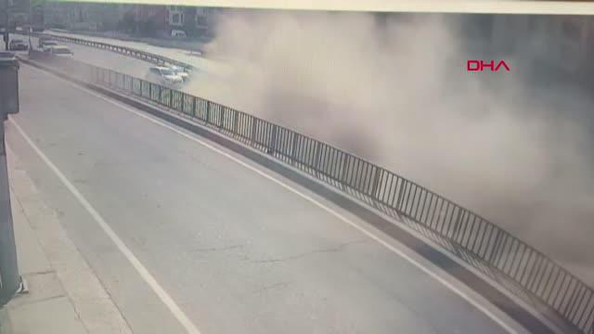 ÇEKMEKÖY\'DE HAFRİYAT KAMYONU DEVRİLDİ: KAZA ANI KAMERADA-2