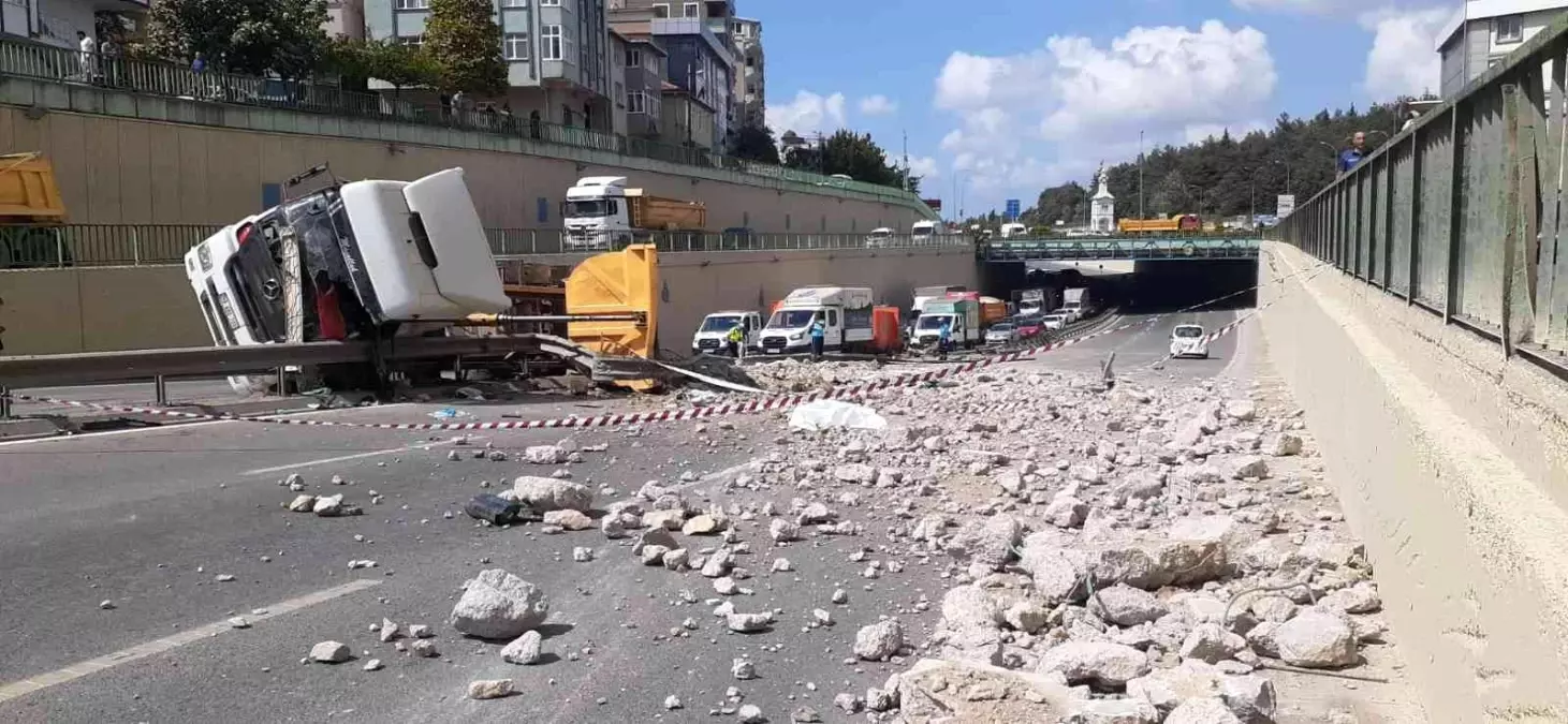 Çekmeköy\'de moloz yüklü hafriyat kamyonunun devrildi