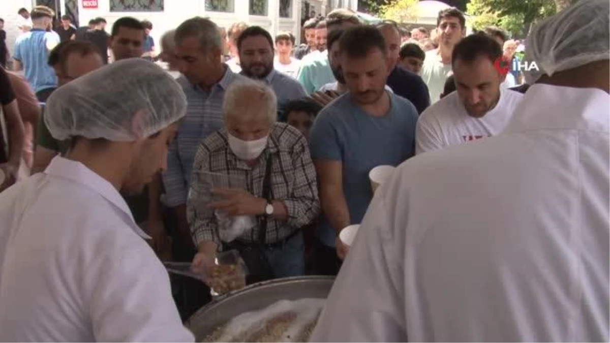 Çekmeköy\'deki cami ve cemevlerinde vatandaşlara aşure ikramı