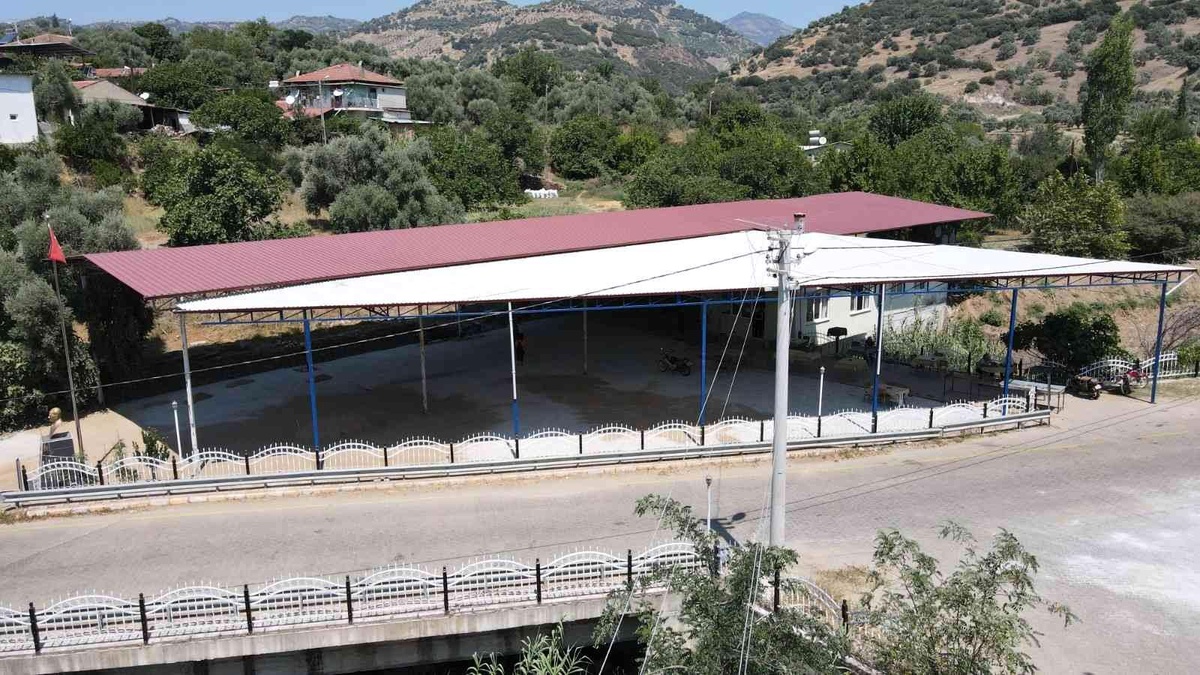 Dereağzı Mahallesi\'nde çok amaçlı sosyal alan zemini yenilendi