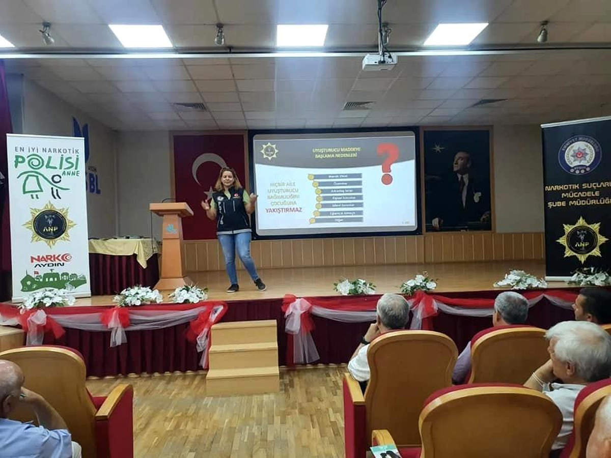 Direksiyon öğreticilerine \'En İyi Narkotik Polisi Anne\' semineri
