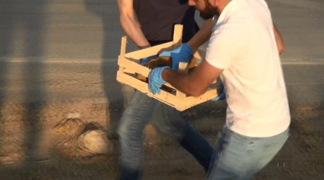 Ekipler tarafından yol çalışması sırasında bulunan havan topu mermisinin menşei araştırılıyor Ekipler tarafından yol çalışması sırasında bulunan havan topu mermisinin menşei araştırılıyor