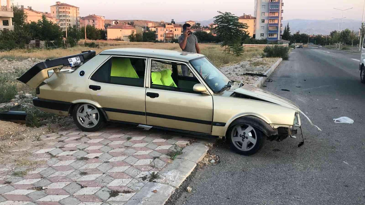 Elazığ\'da ehliyetsiz sürücü kaza yaptı: 3 yaralı