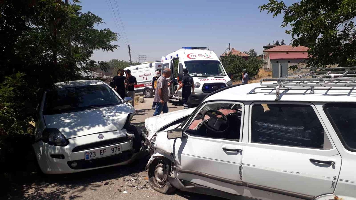 Elazığ\'da iki otomobil kafa kafaya çarpıştı: 4 yaralı