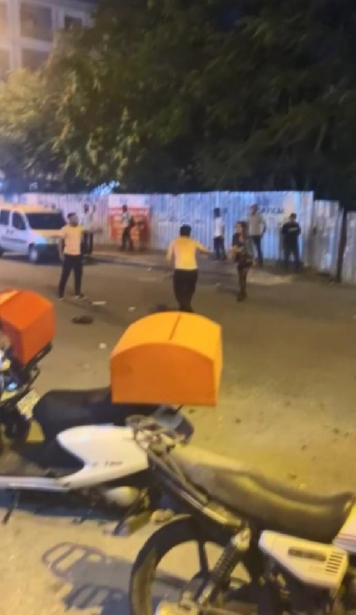 ESENYURT\'TA SOKAK ORTASINDA KENDİNE ZARAR VERDİ