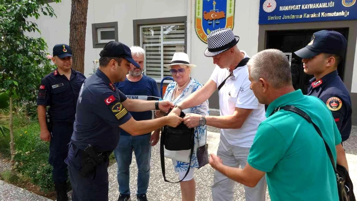 Eski milli voleybolcu Rus çifte, fırının önünde unuttukları para ve evrak dolu çanta teslim edildi