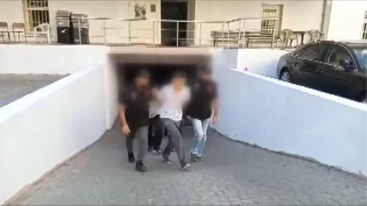 İzmir\'de FETÖ\'nün hücre evine yönelik operasyonda 3 kişi yakalandı