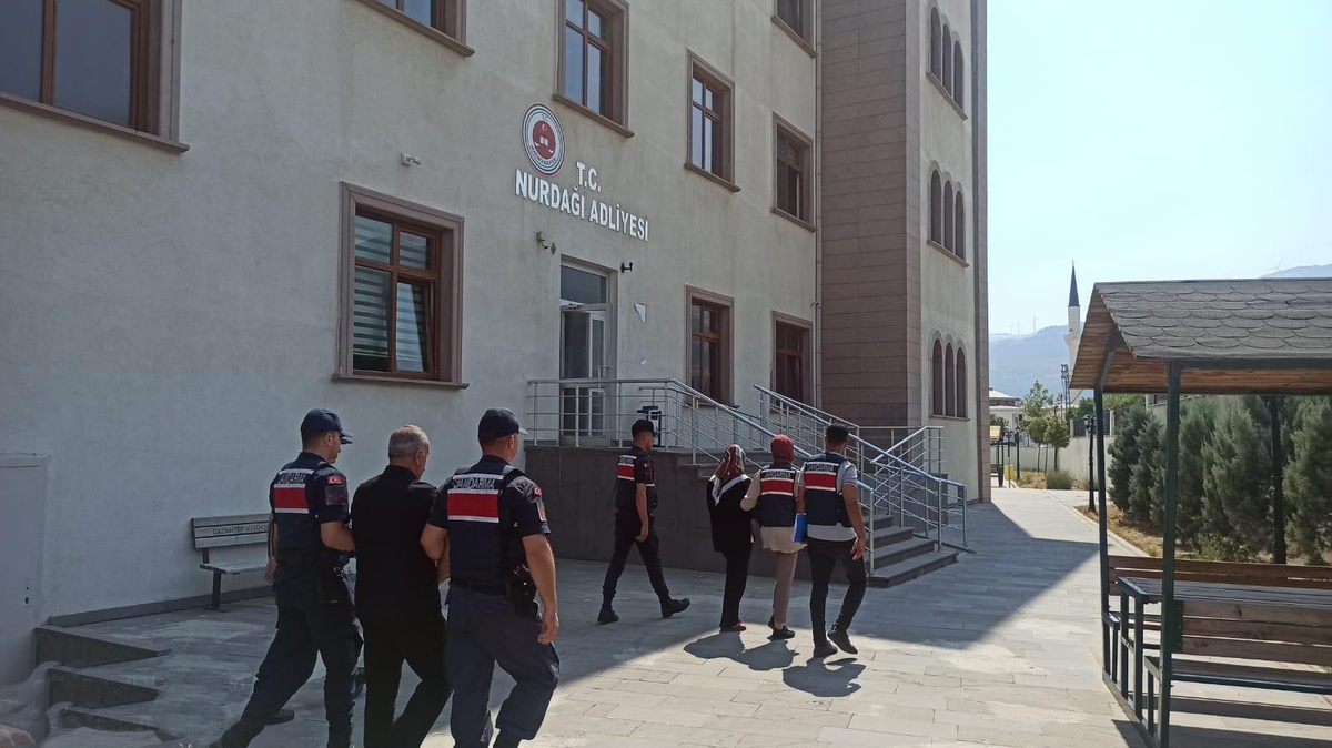Gaziantep\'te "kara para" akladıkları iddiasıyla yakalanan iki zanlıdan biri tutuklandı