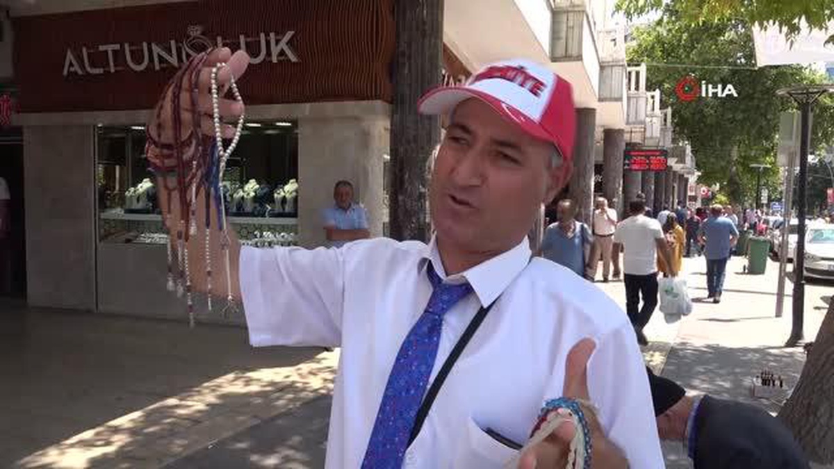 Öğretmen gibi giyinip, günde 15 bin adım atarak tespih satıyor