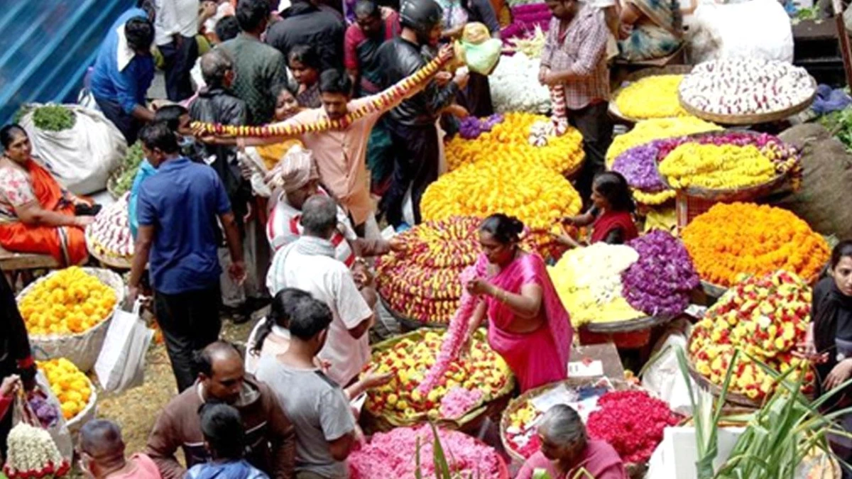 Hindistan\'ın Bangalore Kentinin Çiçek Pazarında Festival Yoğunluğu