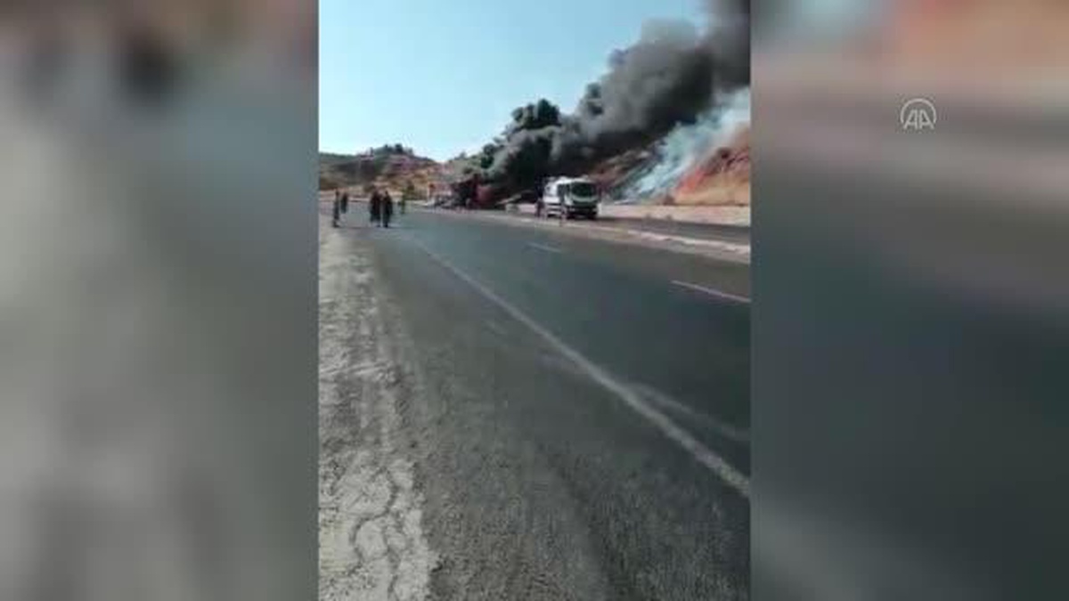 Siirt\'te hurma yüklü tırda çıkan ve örtülük alana sıçrayan yangın söndürüldü