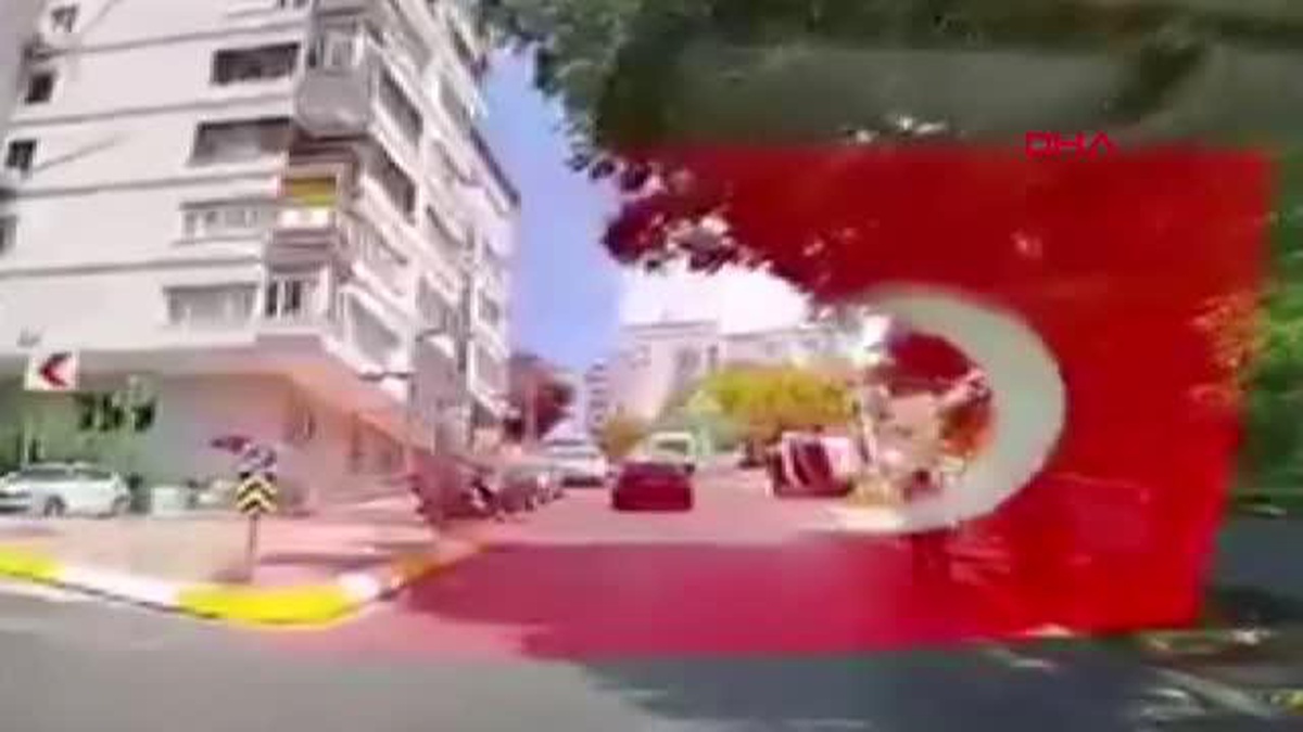 İSTANBUL BEŞİKTAŞ\'TA ATIK KAĞIT YÜKLÜ KAMYONUN DEVRİLMESİ KAMERADA