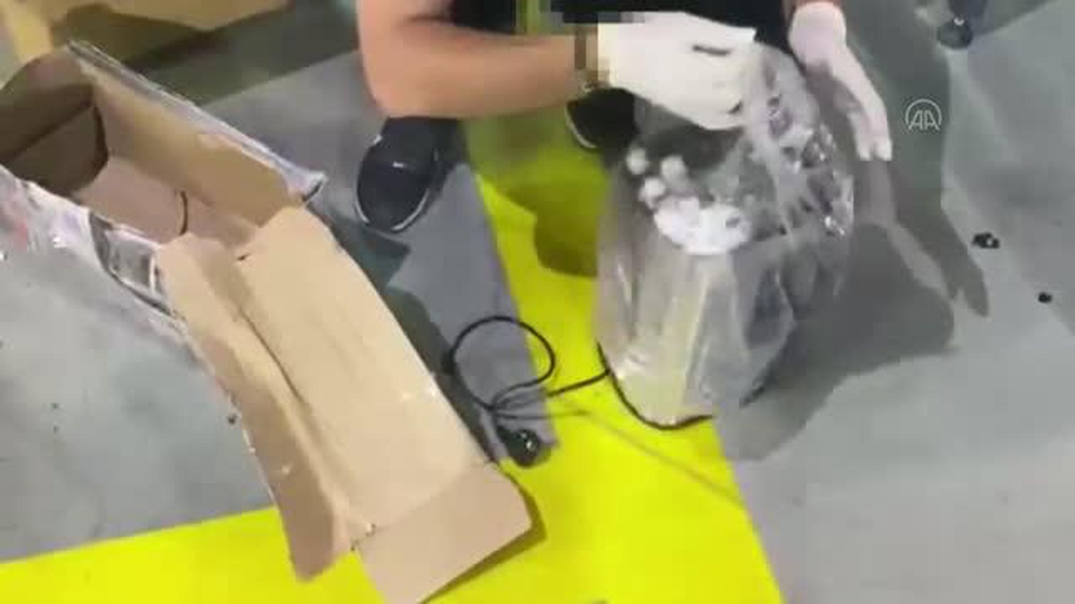 İstanbul\'da kargo paketine gizlenmiş 1073 sikke ele geçirildi