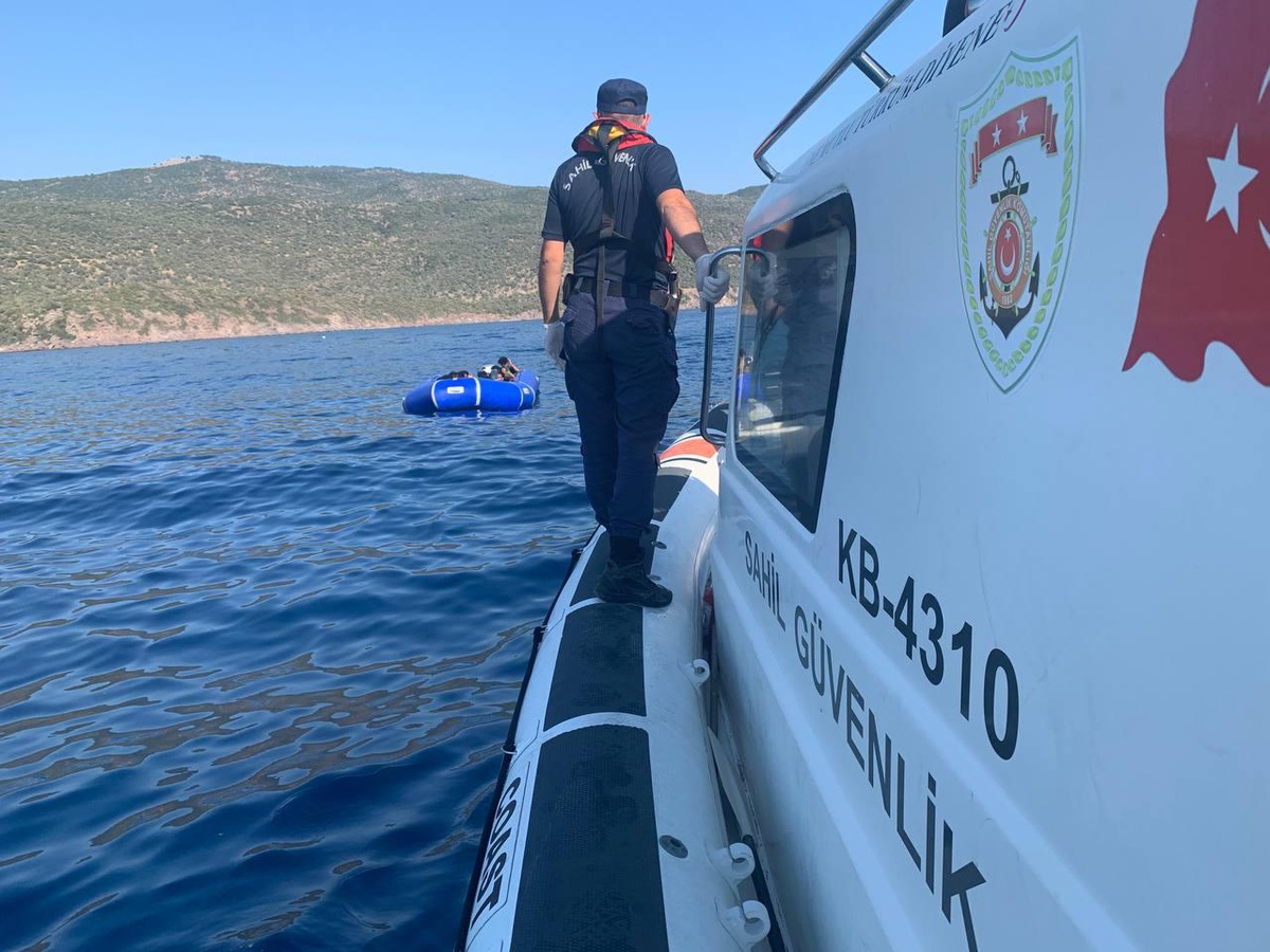 İzmir açıklarında 69 göçmen kurtarıldı, 21 göçmen yakalandı