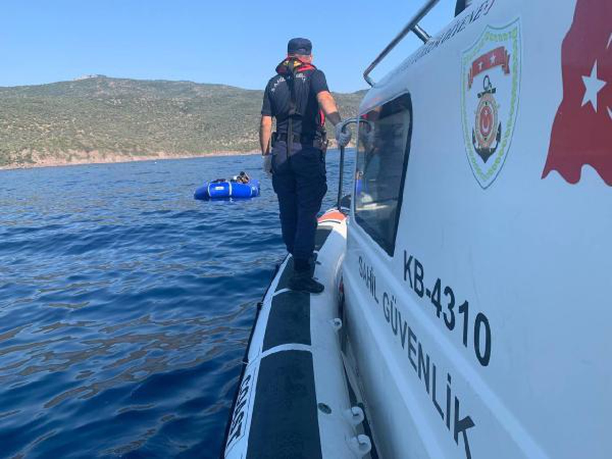 İzmir\'de 69 kaçak göçmen kurtarıldı, 19 kaçak göçmen yakalandı