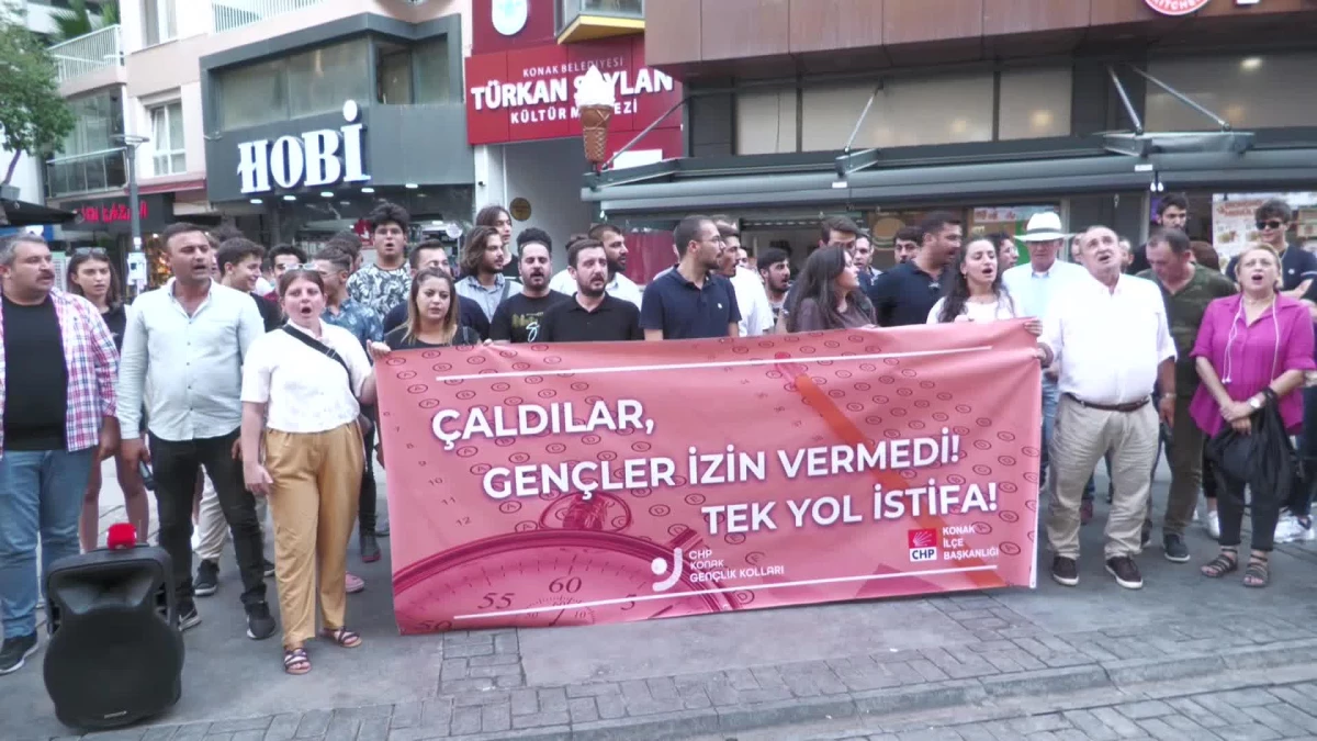 İzmir\'de CHP\'li Gençlerden KPSS Protestosu: "Gençlerin Umutlarını, Hayallerini ve Geleceğini Çalanlar Yargı Önünde Hesap Verecek"
