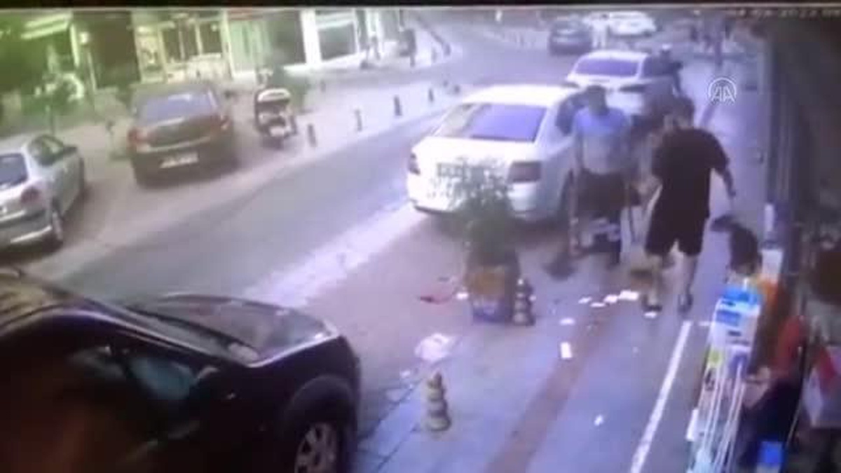 Kadıköy\'de temizlik görevlisinin darbedilme anı güvenlik kamerasında