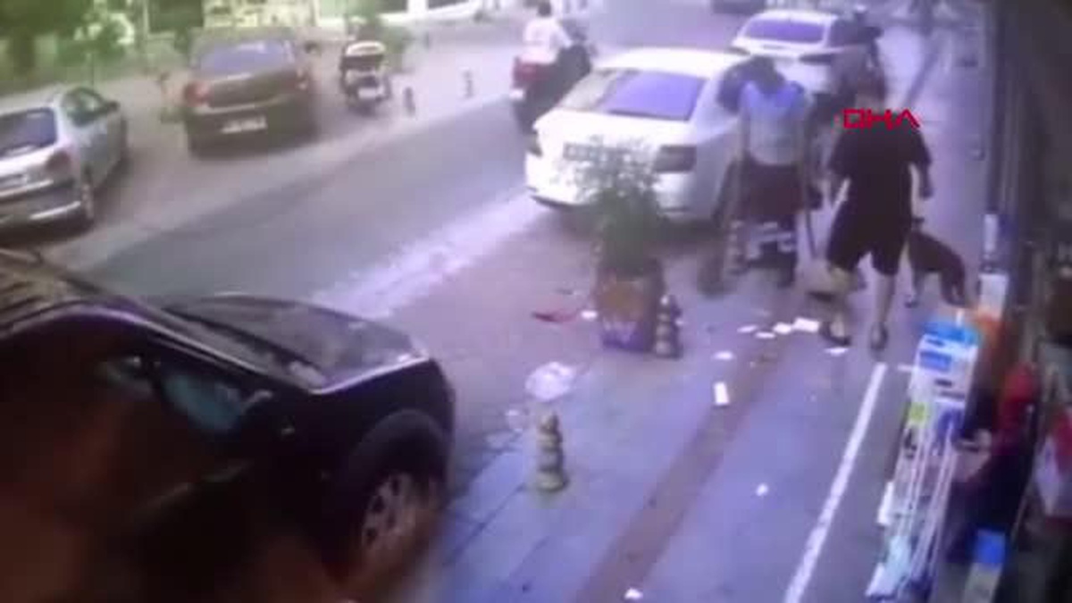 KADIKÖY\'DE TEPKİ ÇEKEN SALDIRI: KÖPEĞİNE TOZ GELDİĞİ GEREKÇESİYLE TEMİZLİK GÖREVLİSİNİ DÖVDÜ