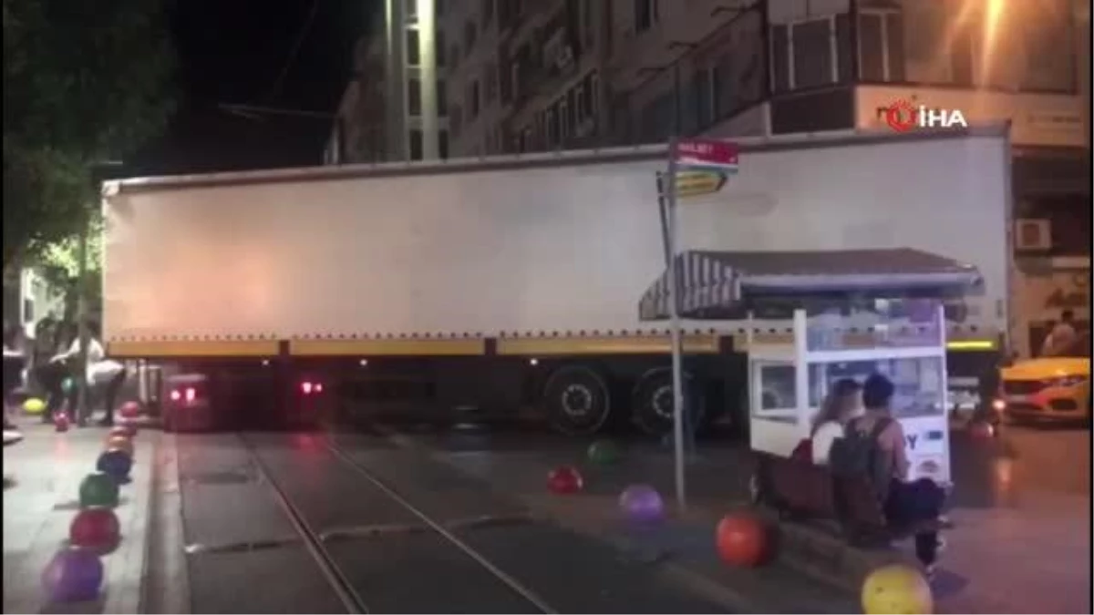 Kadıköy\'de sokakta sıkışan tır trafiği felç etti