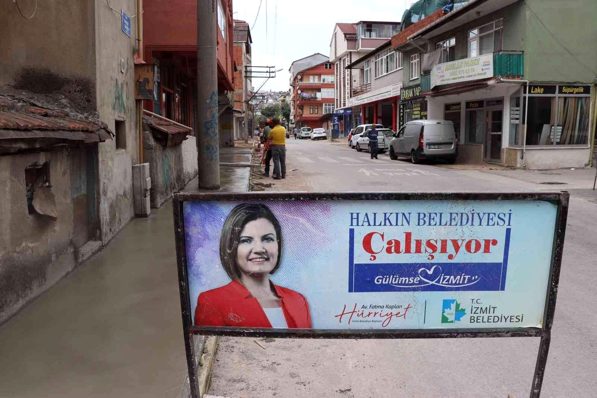 İzmit Belediyesi Kavaklar Caddesi\'ne Yeni Kaldırım Yapılıyor