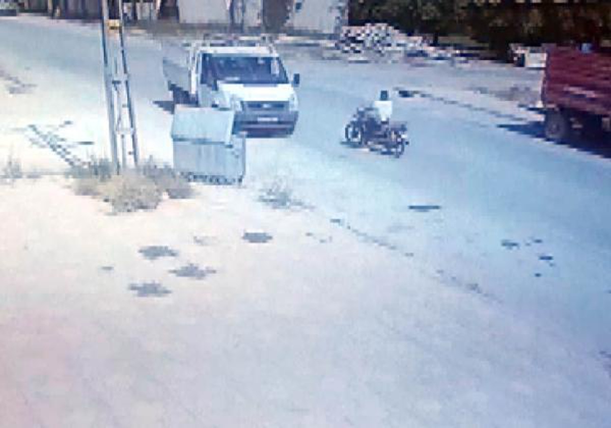 Kamyonete çarpan motosikletli öldü; kaza kamerada