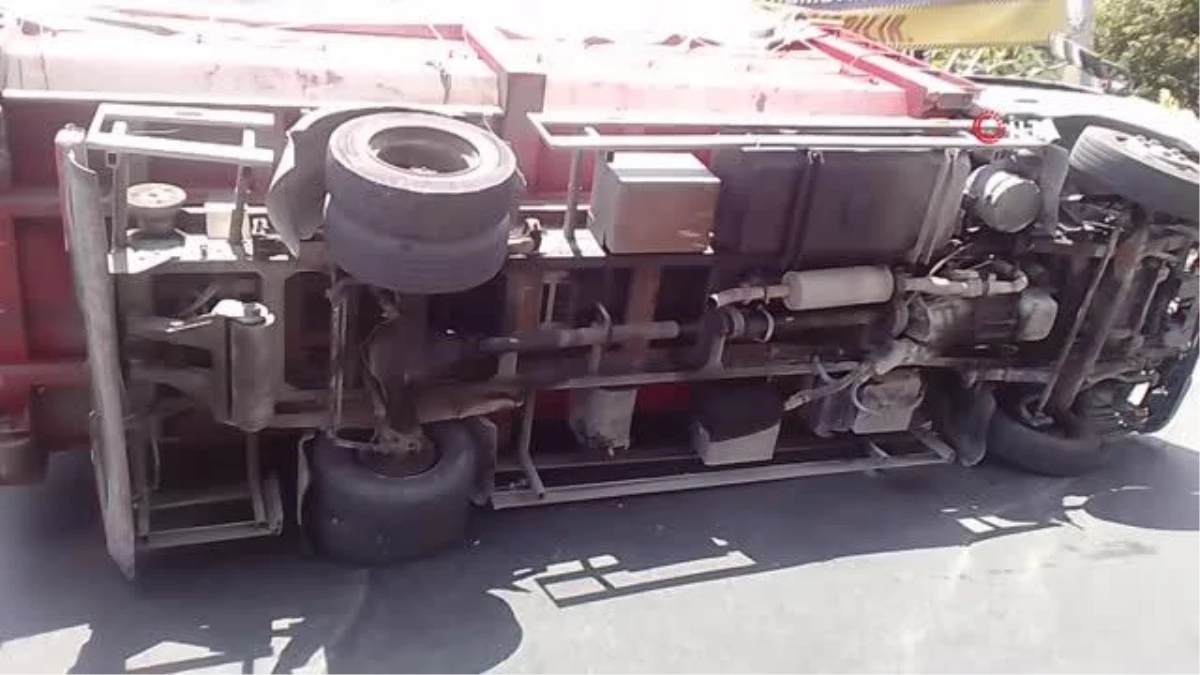 Şişli\'de yol verme kazası: Kamyonet devrildi