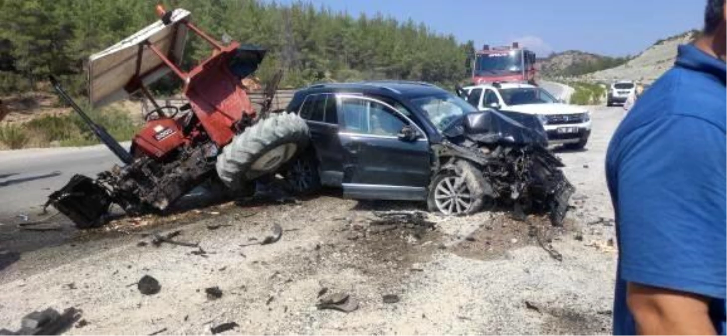 Manavgat\'ta otomobil traktör çarpıştı: 6 yaralı