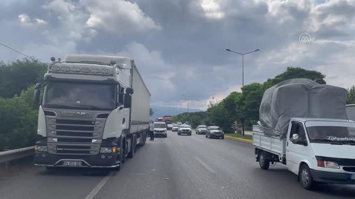 Samsun\'da minibüsle tırın çarpışması sonucu 3\'ü çocuk 14 kişi yaralandı