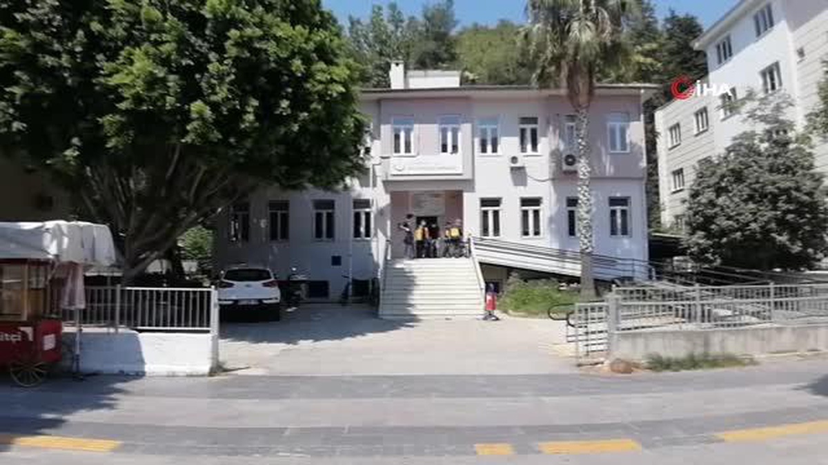 Antalya\'da 12 yaşındaki bisikletli çocuk minibüs çarpması sonucu yaralandı