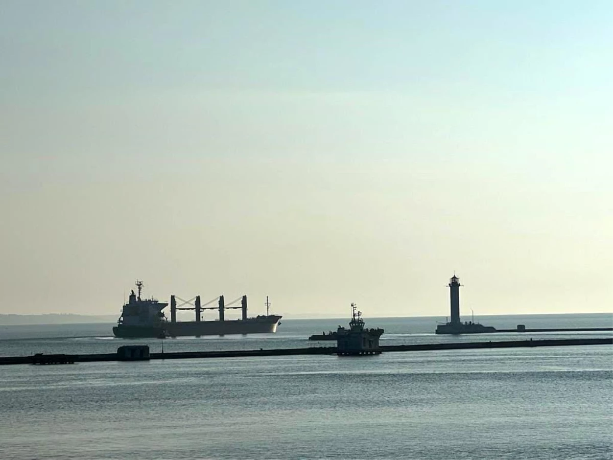 MSB: Ukrayna\'dan İrlanda\'ya gidecek olan ve 33 bin ton mısır taşıyan Panama bayraklı NAVISTAR isimli gemi Odessa Limanı\'ndan hareket etti.