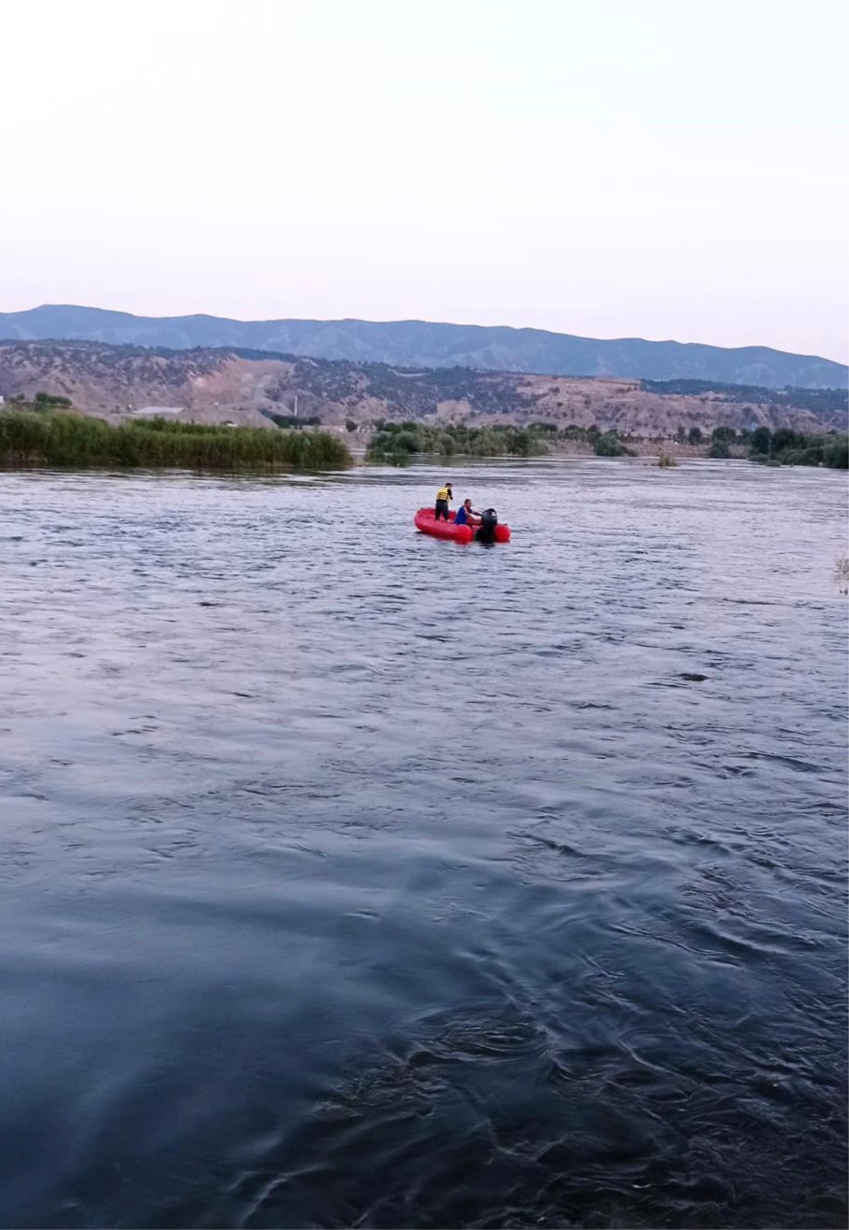 Murat Nehri\'nde mahsur kalan 3 kişi kurtarıldı