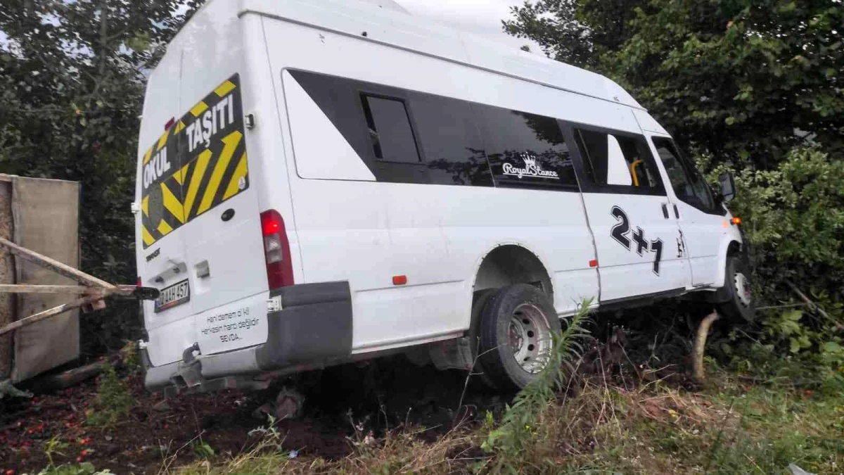 Ordu\'da fındık işçilerini taşıyan minibüs kaza yaptı: 13 yaralı