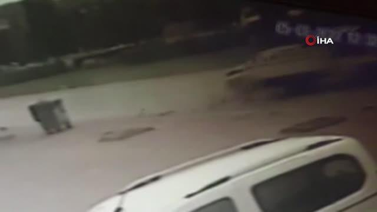 Kaza anı saniye saniye kamerada: 2 yaralı
