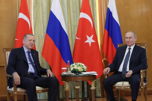 Putin'den Fransa'ya ayrı, Türkiye'ye ayrı tarife! Masa detayı dikkatleri üzerine çekti Putin'den Fransa'ya ayrı, Türkiye'ye ayrı tarife! Masa detayı dikkatleri üzerine çekti