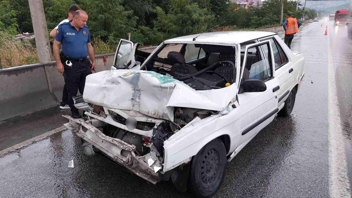 Samsun\'da otomobil tıra çarptı: 3 yaralı