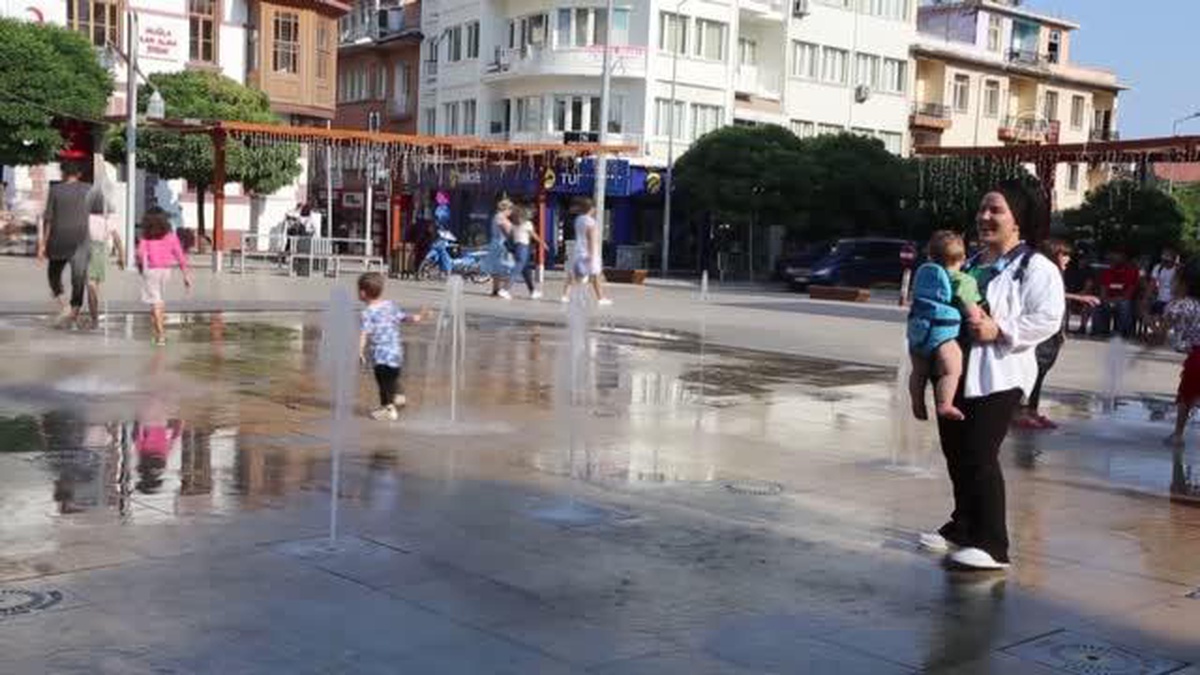 Muğla\'da sıcaktan bunalan çocuklar fıskiyelerle serinledi