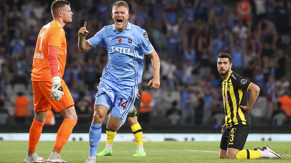Süper Lig\'in açılış karşılaşmasında Trabzonspor, İstanbulspor\'u 2-0 mağlup etti