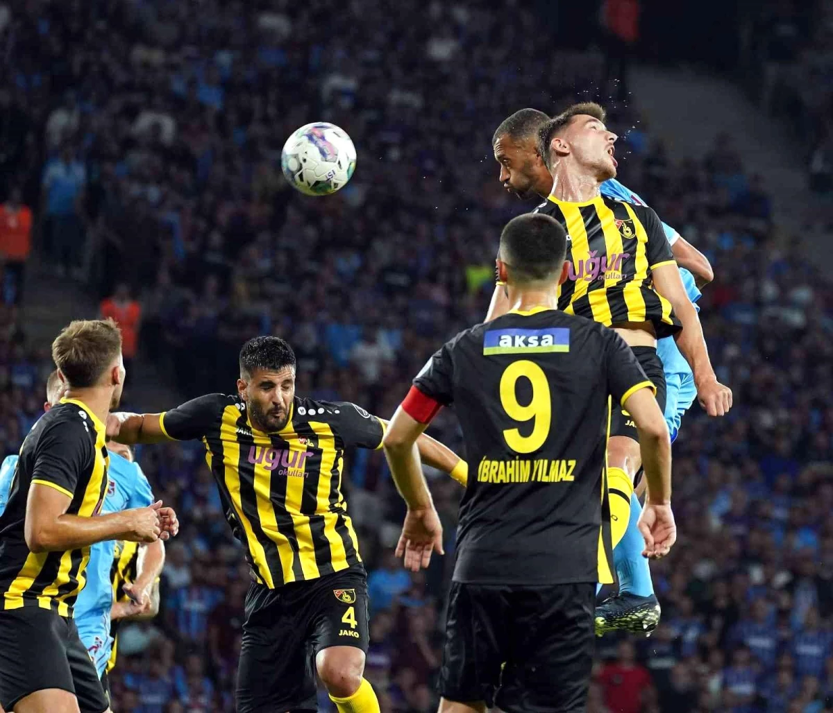 Spor Toto Süper Lig: İstanbulspor: 0 Trabzonspor: 1 (İlk yarı)