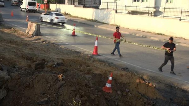 Ekipler tarafından yol çalışması sırasında bulunan havan topu mermisinin menşei araştırılıyor Ekipler tarafından yol çalışması sırasında bulunan havan topu mermisinin menşei araştırılıyor